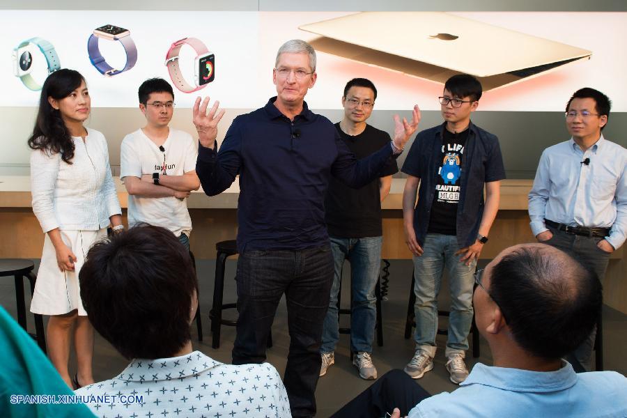 BEIJING, mayo 16, 2016 (Xinhua) -- El director ejecutivo de Apple, Tim Cook (3-i) asiste a una reunión con desarrolladores de aplicaciones chinos en una tienda de Apple en Beijing, capital de China, el 16 de mayo de 2016. Tim Cook halagó a los desarrolladores de aplicaciones y su contribución a la economía del país el lubes, al comenzar su visita a China después de la inversión de su compa?ía de 1 billón de dólares estadounidenses, en la aplicación de transportación de China, Didi Chuxing. (Xinhua/Wu Kaixiang)