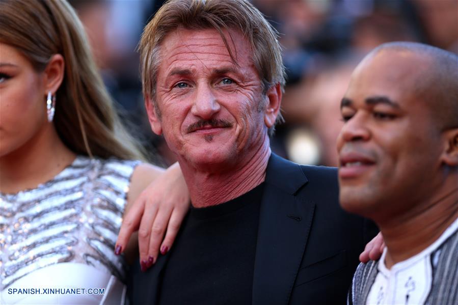 CANNES, mayo 20, 2016 (Xinhua) -- El director Sean Penn (c), posa en la alfombra roja a su llegada para la proyección de la película "The Last Face", en competencia durante el 69 Festival de Cine de Cannes, en Cannes, Francia, el 20 de mayo de 2016. (Xinhua/Jin Yu)