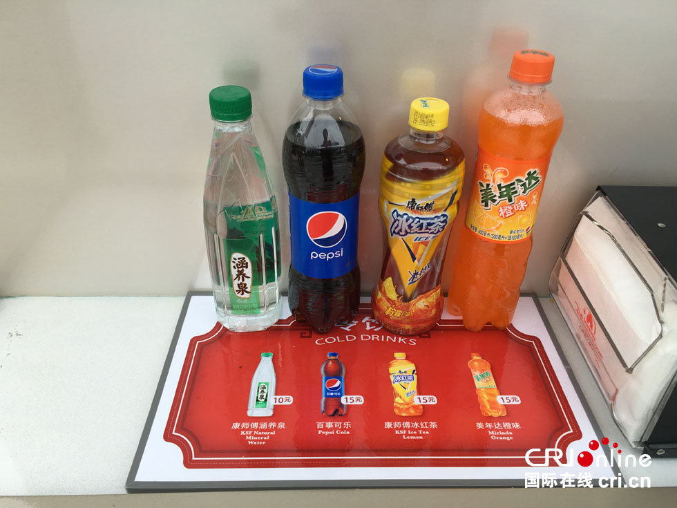 Foto del 20 de mayo de 2016 muestra las bebidas que se venden en Disneyland Shanghai. La más barata cuesta 10 yuanes. [Foto: CRIONLINE.com]