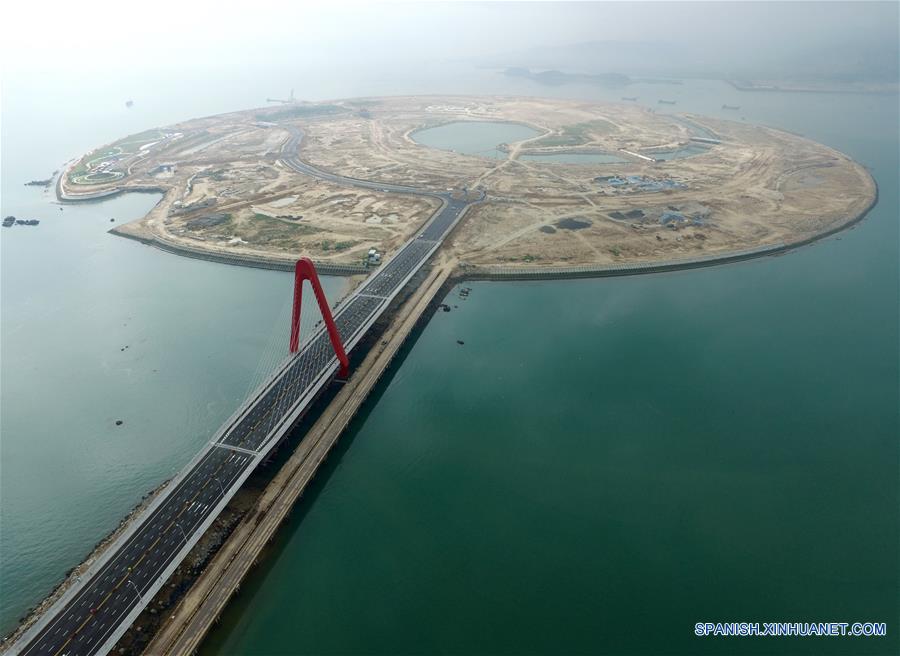 Nuevo puente conecta la primera isla artificial china de ultramar con China continental