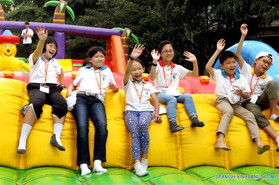Ni?os posan durante una fiesta de jardín para recibir el próximo Día del Ni?o, en el Palacio de los Ni?os del Instituto de Bienestar Infantil (CWI, por sus siglas en inglés) en Shanghai, en el este de China, el 30 de mayo de 2016. (Xinhua/Liu Ying)