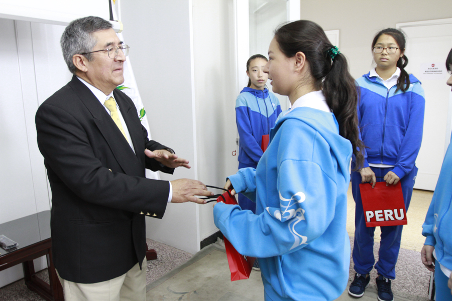 En la sede de la embajada del Perú, los campeones del idioma espa?ol de los colegios Dayu y Gucheng fueron recibidos por Juan Carlos Capunay, embajador de Perú en China. (Foto:YAC)