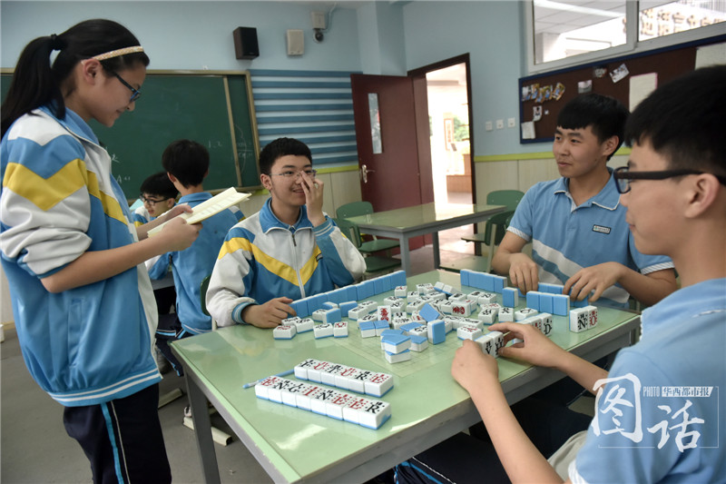 Profesor de Chengdu versiona el mahjong y lo orienta hacia la ense?anza del inglés