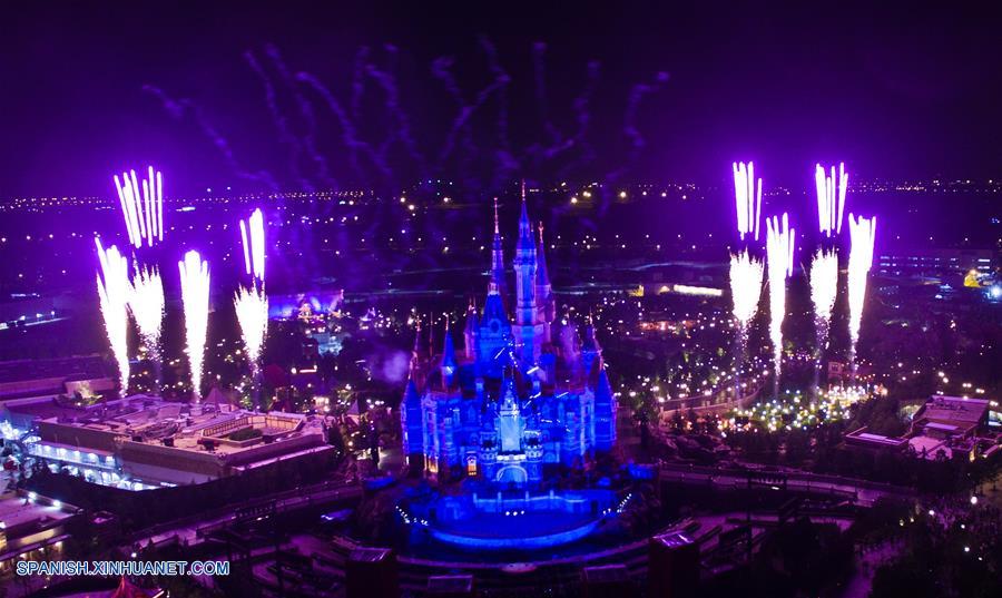 Espectáculo de fuegos artificiales en el Shanghai Disney Resort en Shanghai