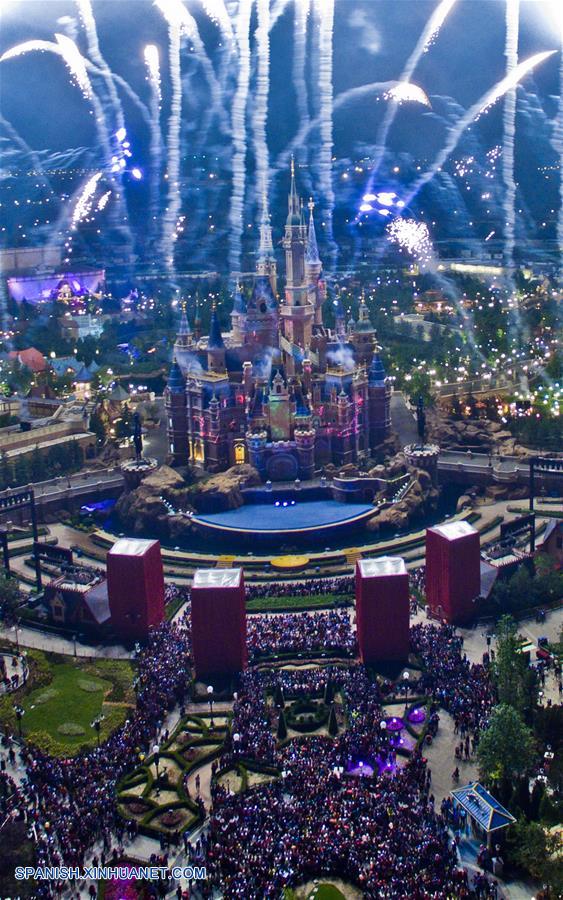 Espectáculo de fuegos artificiales en el Shanghai Disney Resort en Shanghai