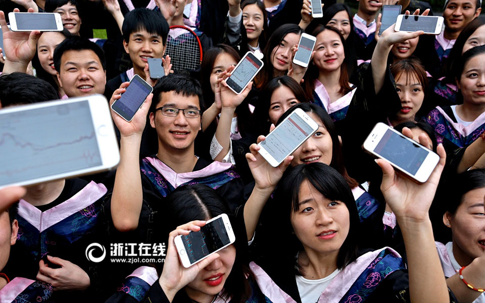 Estudiantes universitarios hacen fotos de graduación creativas 
