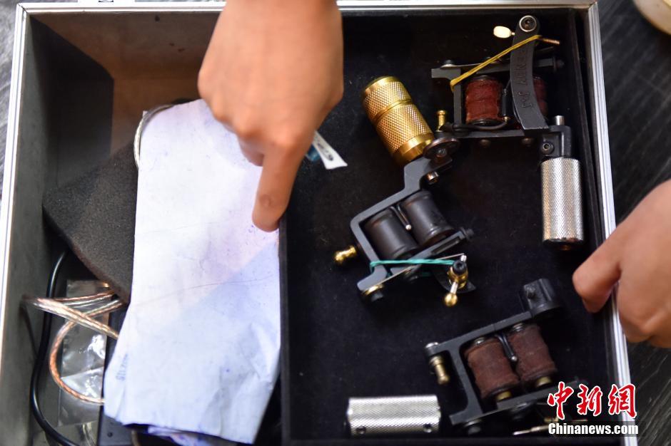 Joven artista de tatuaje