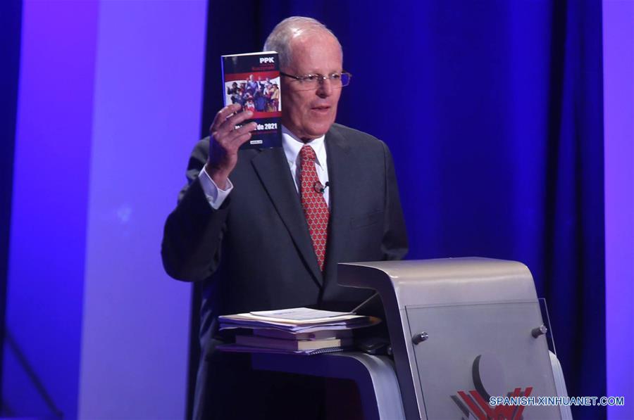Imagen del 22 de mayo de 2016, del candidato presidencial del partido Peruanos por el Kambio (PPK), Pedro Pablo Kuczynski, participando durante el debate presidencial en el auditorio de la Universidad de Piura, en la ciudad de Piura, Perú. El economista Pedro Pablo Kuczynski ganó el jueves la Presidencia de Perú con 50.12 por ciento de votos a favor, superando con escaso margen a su rival Keiko Fujimori, quien alcanzó 49.88 por ciento, con el 100 por ciento de actas procesadas, informó la Oficina Nacional de Procesos Electorales (ONPE). (Xinhua/Juan Carlos Guzmán/ANDINA)