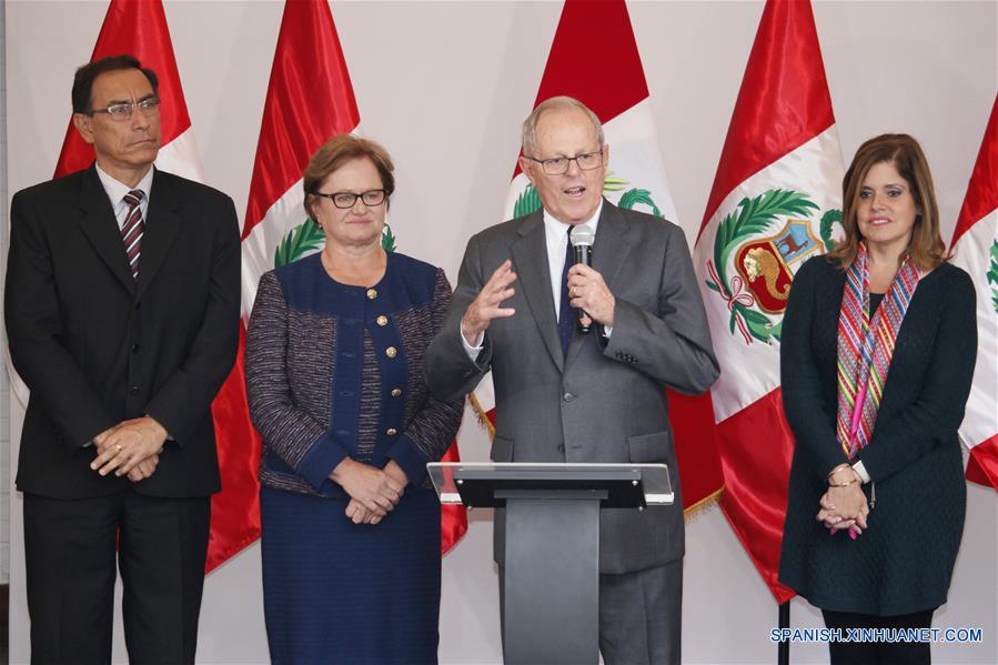 El candidato presidencial del partido Peruanos por el Kambio (PPK), Pedro Pablo Kuczynski (c), realiza un pronunciamiento tras el reporte de la Oficina Nacional de Procesos Electorales (ONPE) sobre los resultados con el 100 por ciento de actas procesadas de la segunda vuelta electoral presidencial, en Lima, Perú, el 9 de junio de 2016. El economista Pedro Pablo Kuczynski ganó el jueves la Presidencia de Perú con 50.12 por ciento de votos a favor, superando con escaso margen a su rival Keiko Fujimori, quien alcanzó 49.88 por ciento, con el 100 por ciento de actas procesadas, informó la Oficina Nacional de Procesos Electorales (ONPE). (Xinhua/Vidal Tarqui/ANDINA)