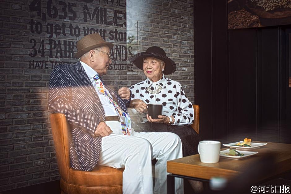 Pareja de 95 a?os celebran su 64°aniversario con una sesión de fotos a la moda
