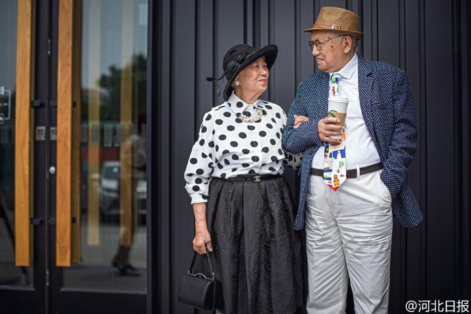 Pareja de 95 a?os celebran su 64°aniversario con una sesión de fotos a la moda