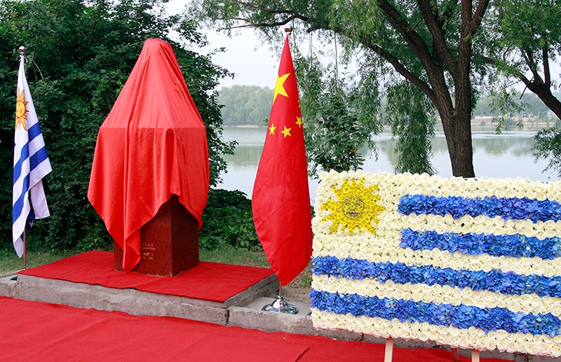 Develan en Beijing un busto de José Gervasio Artigas, héroe nacional de Uruguay 3