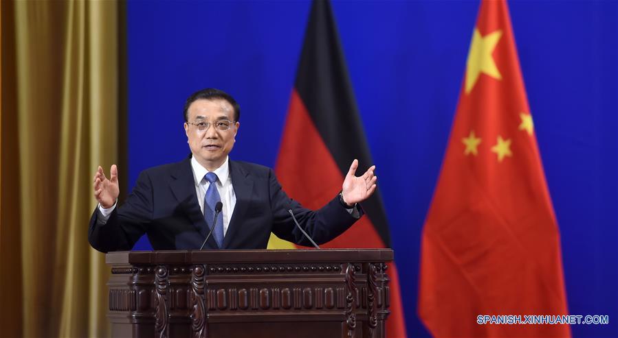 El primer ministro de China, Li Keqiang (d), y la canciller alemana, Angela Merkel, asisten a la reunión del Comité de Asesoría Económica Chino-Alemana, en Beijing, capital de China, el 13 de junio de 2016.(Xinhua/Zhang Duo)