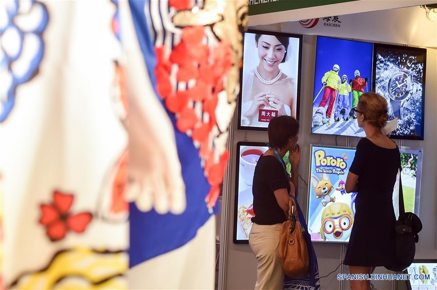 Visitantes asisten a la Exposición de Venta al Detalle de Asia 2016 llevada a cabo en el Centro de Convenciones y Exposiciones de Hong Kong, en Hong Kong, en el sur de China, el 14 de junio de 2016. Con dos subexposiciones, la Exposición de Dise?o de Venta al Detalle y Comercialización en Tienda, y la Exposición de Tecnología de Venta al Detalle, el evento permanecerá hasta el 16 de junio. (Xinhua/Ng Wing Kin)