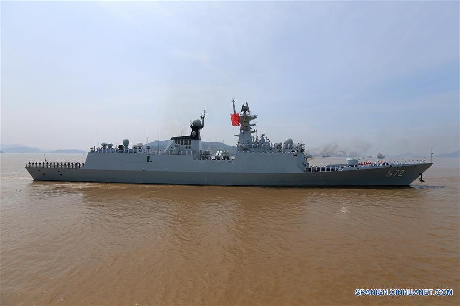 La fragata de misiles china "Hengshui" zarpa de un puerto militar en la ciudad de Zhoushan, provincia de Zhejiang, en el este de China, el 15 de junio de 2016. El buque de rescate submarino chino "Changdao" zarpó de un puerto militar en la ciudad de Zhoushan, provincia de Zhejiang, en el este de China hacia Hawái, Estados Unidos de América, para participar en el ejercicio multinacional Borde del Pacífico 2016. La fragata de misiles "Hengshui", el destructor "Xi'an", el buque de abastecimiento "Lago Gaoyou", el buque hospital "Arca de la Paz", el buque de rescate submarino "Changdao", tres helicópteros y más de 1,200 soldados asistiran al ejercicio. (Xinhua/Li Tang)