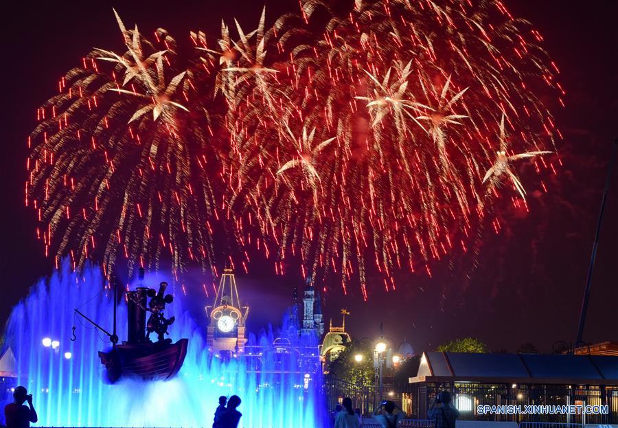 Fuegos artificiales y espectáculo de luz en el Shanghai Disneyland