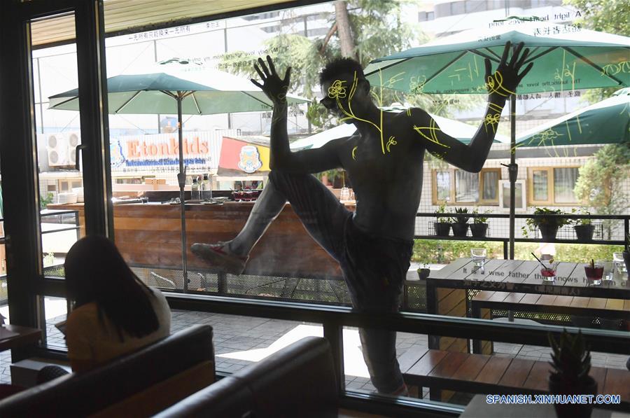 Un actor realiza una interpretación durante una conferencia de prensa del 9 Festival de Artes Escénicas de Beijing, en Beijing, capital de China, el 15 de junio de 2016. Treinta y siete obras y un soneto de William Shakespeare serán puestos en escena en el festival que se llevará a cabo en septiembre. (Xinhua/Jin Liangkuai)