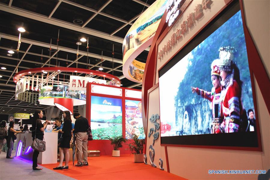 Visitantes acuden a el área de exhibición del A?o del Turismo de la Ruta de la Seda 2016 en el Centro de Convenciones y Exposiciones de Hong Kong (HKCEC, por sus siglas en inglés), en Hong Kong, en el sur de China, el 16 de junio de 2016. La 30 Expo Viajes Internacionales y la 11 Expo Reuniónes, Incentivos, Convenciones y Exposiciones (MICE, por sus siglas en inglés) comenzó el jueves en el HKCEC. Más de 600 expositores de aproximadamente 50 países y regiones participaron en las expos que permanecerán hasta el 19 de junio. (Xinhua/Wang Shen)