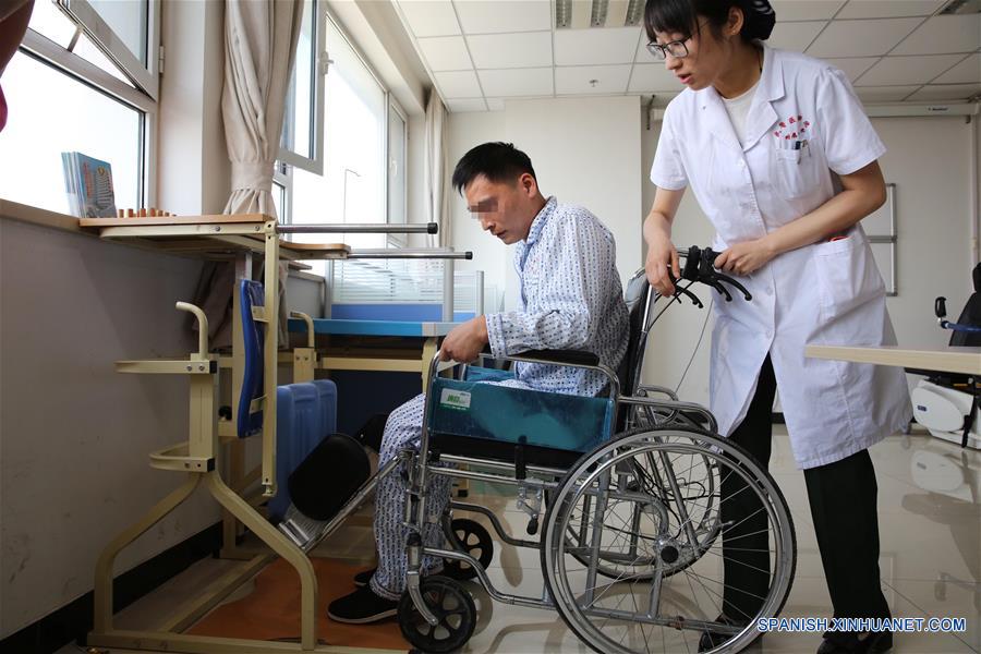 El primer paciente en ser implantado con andamios a base de colágeno realiza ejercicios de rehabilitación en el hospital afiliado de la Universidad de Logística de la Fuerza de la Policía Armada del Pueblo, en Tianjin, en el norte de China, el 16 de junio de 2016. Los científicos chinos han utilizado un biomaterial "andamios" para tratar lesiones de la médula espinal, anunció el jueves la Academia China de Ciencias (CAS, por sus siglas en inglés). Un equipo dirigido por Dai Jianwu, investigador del Instituto de Genética y Biología del Desarrollo de la CAS, propuso por primera vez la creación de un microambiente con biomaterial que ayudaría a la regeneración de neuronas, dijo el CAS. (Xinhua/Jin Liwang)