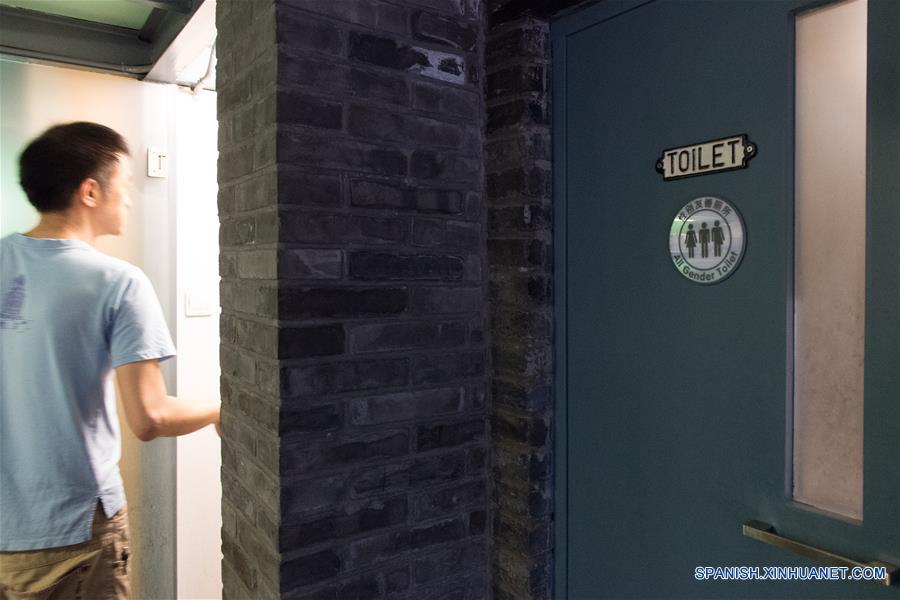 Imagen del 16 de junio de 2016 de un anuncio de "Excusado para Todos los Géneros" captado a la entrada de una cafetería Twin City Cafe en el Callejón de Fangjia en Beijing, capital de China. El Instituto de Educación de Salud de Género de Beijing lanzó el Programa de Excusados para Todos los Géneros en Beijing recientemente con la esperanza de ayudar a público a que ignore las diferencias de género. Los anuncios de Excusados para Todos los Géneros muestra tres figuras: las tradicionales siluetas una portando un vestido, otra con pantalón y se agrega un individuo en un conjunto mitad vestido mitad pantalón. Hay ahora aproximadamente 30 excusados para todos los géneros en cafeterías, bares, y oficinas en toda la ciudad. (Xinhua/Wu Kaixiang)