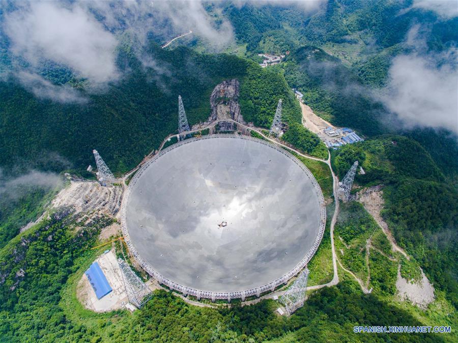  GUIZHOU, junio 21, 2016 (Xinhua) -- Vista del telescopio de apertura sencilla esférica FAST, en el condado de Pingtang, provincia de Guizhou, en el suroeste de China, el 21 de junio de 2016. El Telescopio de Apertura Esférica de 500 metros, o FAST, programado para ser completado en el 2016, se espera que sea el más grande del mundo, superando al Radiotelescopio de Arecibo de Puerto Rico, que tiene 300 metros de diámetro. (Xinhua/Liu Xu)