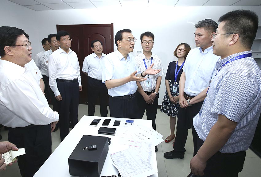 El primer ministro de China, Li Keqiang, subrayó hoy la reforma e innovación para elevar el crecimiento, durante su visita a empresas en la ciudad costera de Tianjin, en el norte del país, al margen del Foro Davos de Verano.(Xinhua/Pang Xinglei)