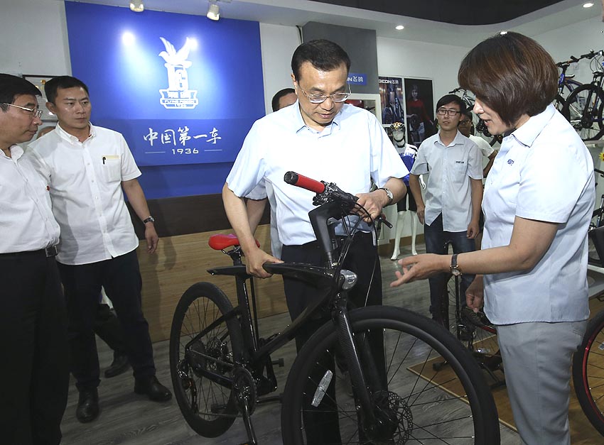 El primer ministro de China, Li Keqiang, subrayó hoy la reforma e innovación para elevar el crecimiento, durante su visita a empresas en la ciudad costera de Tianjin, en el norte del país, al margen del Foro Davos de Verano.(Xinhua/Pang Xinglei)