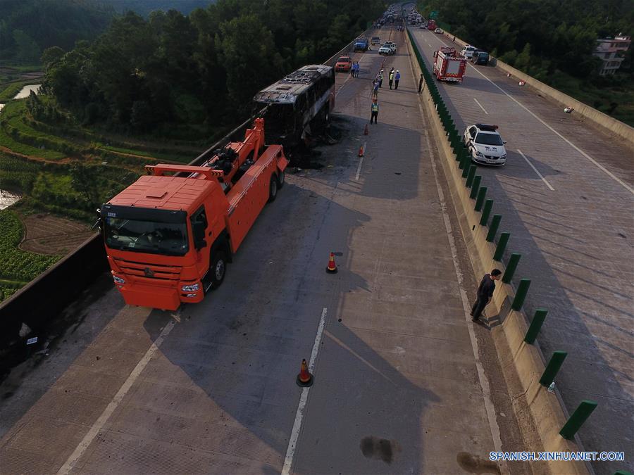 Vista aérea de la escena de un accidente en el condado de Yizhang, en la provincia central de Hunan, en China, el 26 de junio de 2016. Un incendio que redujo a un autobús turístico a una estructura carbonizada el domingo por la ma?ana ha provocado la muerte de al menos 35 personas, incluidos dos ni?os, en la provincia central china de Hunan, confirmaron las autoridades locales. El accidente se produjo hacia las 10:20 horas, cuando el autobús chocó contra las barreras de protección en una autopista de Yizhang. (Xinhua/Long Hongtao)