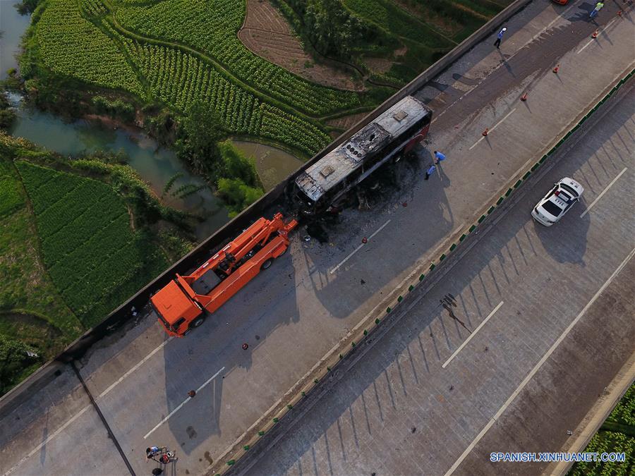 Vista aérea de la escena de un accidente en el condado de Yizhang, en la provincia central de Hunan, en China, el 26 de junio de 2016. Un incendio que redujo a un autobús turístico a una estructura carbonizada el domingo por la ma?ana ha provocado la muerte de al menos 35 personas, incluidos dos ni?os, en la provincia central china de Hunan, confirmaron las autoridades locales. El accidente se produjo hacia las 10:20 horas, cuando el autobús chocó contra las barreras de protección en una autopista de Yizhang. (Xinhua/Long Hongtao)