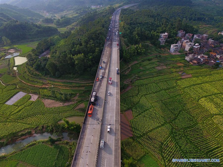 Vista aérea de la escena de un accidente en el condado de Yizhang, en la provincia central de Hunan, en China, el 26 de junio de 2016. Un incendio que redujo a un autobús turístico a una estructura carbonizada el domingo por la ma?ana ha provocado la muerte de al menos 35 personas, incluidos dos ni?os, en la provincia central china de Hunan, confirmaron las autoridades locales. El accidente se produjo hacia las 10:20 horas, cuando el autobús chocó contra las barreras de protección en una autopista de Yizhang. (Xinhua/Long Hongtao)
