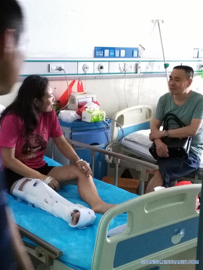 Personas heridas reciben tratamiento médico en un hospital en el condado de Yizhang, en la provincia central de Hunan, en China, el 26 de junio de 2016. Un incendio que redujo a un autobús turístico a una estructura carbonizada el domingo por la ma?ana ha provocado la muerte de al menos 35 personas, incluidos dos ni?os, en la provincia central china de Hunan, confirmaron las autoridades locales. El accidente se produjo hacia las 10:20 horas, cuando el autobús chocó contra las barreras de protección en una autopista de Yizhang. (Xinhua/Li Zhuo)