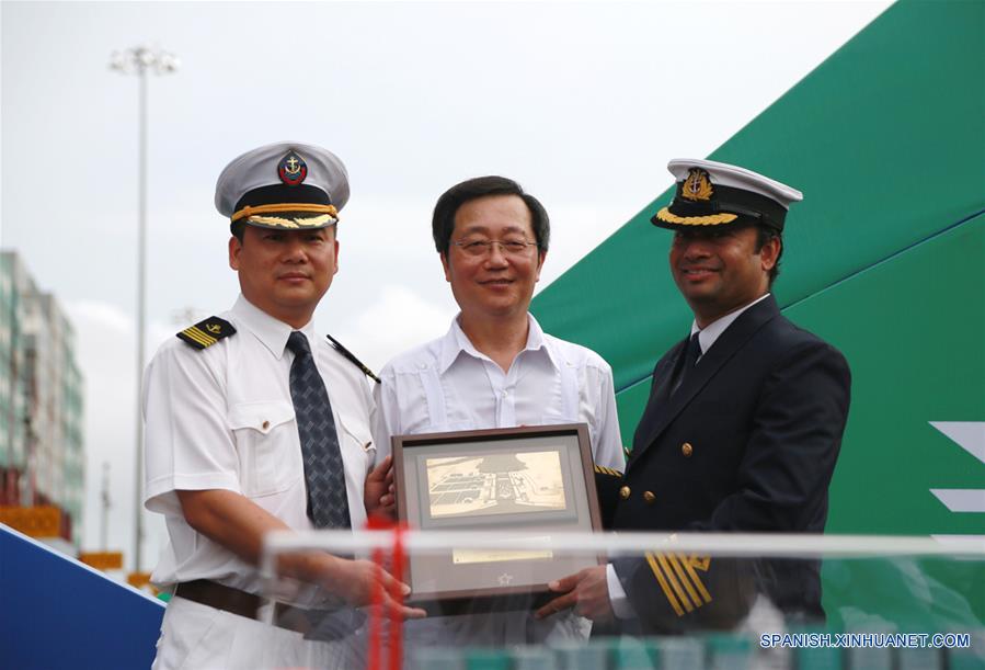 Imagen cedida por la naviera China Cosco Shipping Corporation Limited de Xu Lirong (c), presidente de China Cosco Shipping, recibiendo un reconocimiento durante el tránsito inaugural del buque "Cosco Shipping Panamá" por el Canal de Panamá ampliado, en la ciudad de Colón, capital de la provincia de Colón, Panamá, el 26 junio 2016. El presidente de Panamá, Juan Carlos Varela, el administrador del Canal de Panamá, Jorge Luis Quijano y el ministro para Asuntos del Canal, Roberto Roy, compartieron el domingo su sentimiento de orgullo al iniciar la ma?ana del domingo los actos de inauguración del Canal de Panamá ampliado. (Xinhua/China Cosco Shipping Corporation Limited)