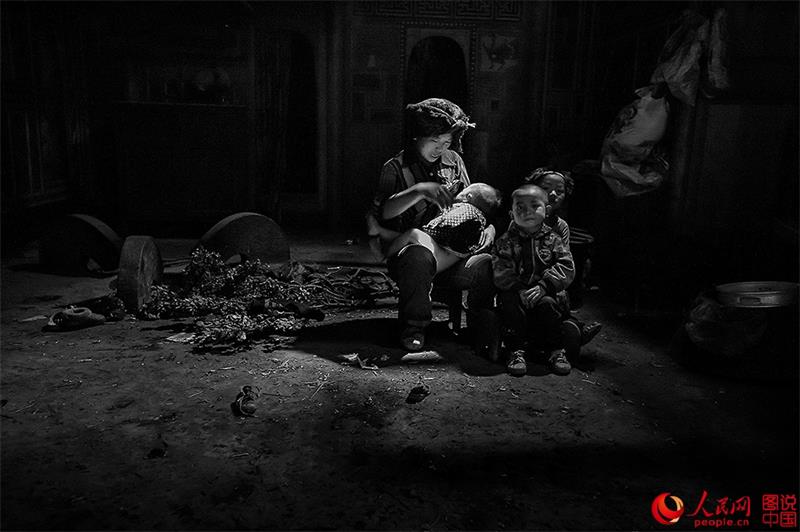 Momentos en la vida de las personas en las monta?as Yi Daliang