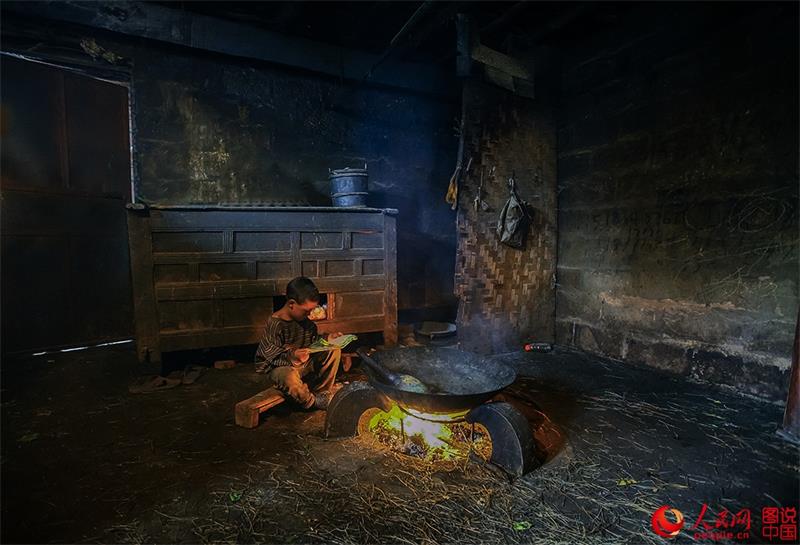 Momentos en la vida de las personas en las monta?as Yi Daliang