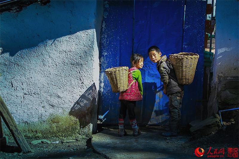 Momentos en la vida de las personas en las monta?as Yi Daliang