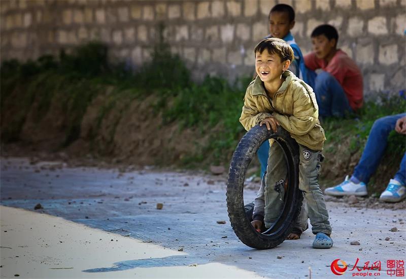 Momentos en la vida de las personas en las monta?as Yi Daliang