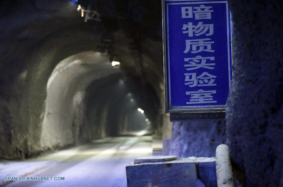 SICHUAN, junio 29, 2016 (Xinhua) -- Imagen del 28 de junio de 2016 de un túnel que conduce al Laboratorio Subterráneo de Jinping, localizado a 2,400 metros bajo la superficie de la Estación de Energía Hidroeléctrica de Jinping, en la provincia de Sichuan, en el suroeste de China. Científicos chinos están ampliando la capacidad de una instalación subterránea dise?ada para detectar las esquivas partículas de la materia oscura. Los científicos aún están buscando evidencias para probar la existencia de la hipotética materia oscura, una sustancia invisible que se cree que compone más de una cuarta parte de la masa-energía del universo. El Laboratorio Subterráneo de Jinping, comenzó a funcionar en diciembre de 2010. Tiene un almacén de xenón, uno de los pocos elementos que interactúan con la materia oscura, y los rayos cósmicos que habitualmente interfieren en los intentos de observar la materia oscura no pueden penetrar hasta tal profundidad. (Xinhua/Xue Yubin)