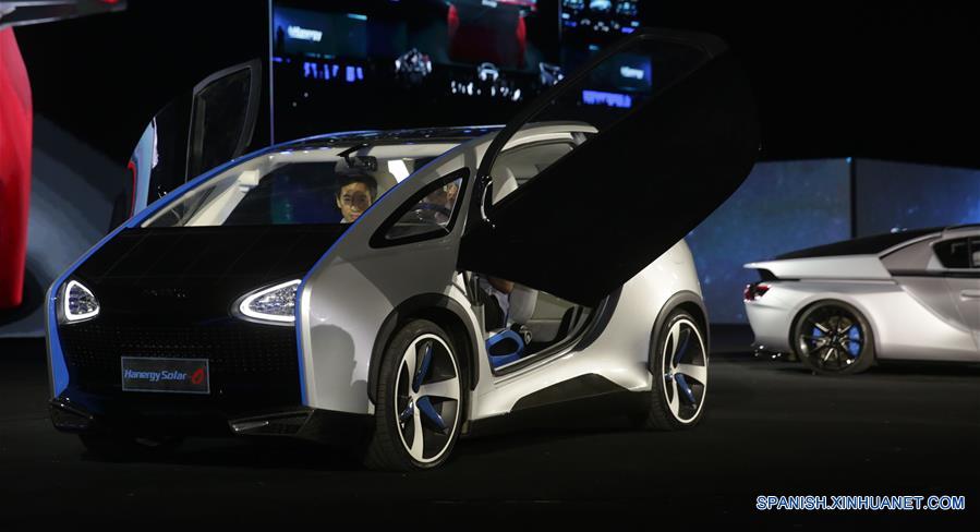 BEIJING, julio 3, 2016 (Xinhua) -- Un automóvil impulsado completamente por energía solar es presentado durante una ceremonia llevada a cabo por la compa?ía de energía renovable de China, Hanergy Holding Group en Beijing, capital de China, el 2 de julio de 2016. Hanergy lanzó cuatro vehículos impulsados completamente por energía solar en la ceremonia el sábado. (Xinhua/Cai Yang)