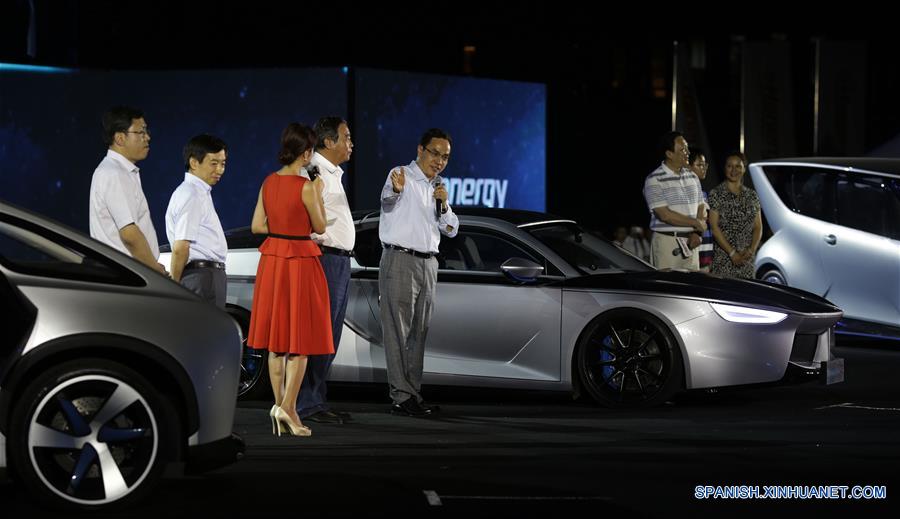 BEIJING, julio 3, 2016 (Xinhua) -- Li Hejun (5-i), presidente de la compa?ía de energía renovable de China, Hanergy Holding Group, presentando un vehículo impulsado completamente por energía solar, en Beijing, capital de China, el 2 de julio de 2016. Hanergy lanzó cuatro vehículos impulsados completamente por energía solar en la ceremonia el sábado. (Xinhua/Cai Yang)