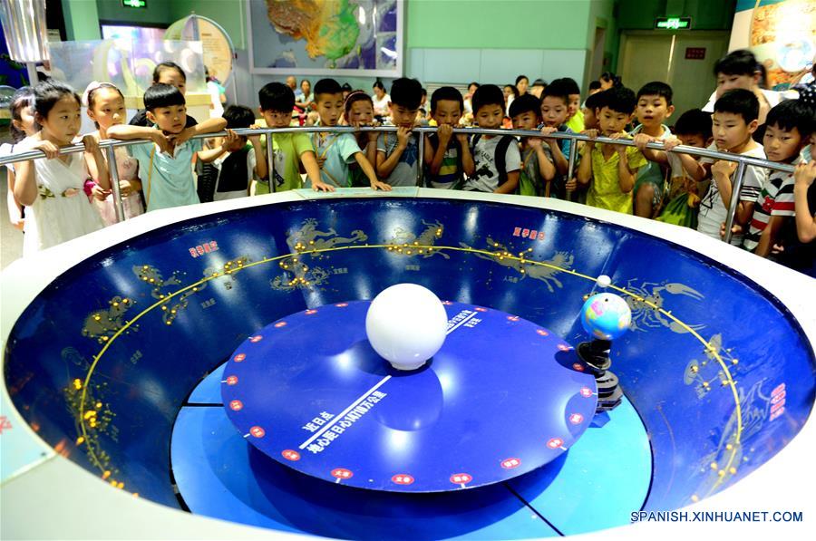 Ni?os visitan el Museo de la Ciencia de Zhengzhou durante las vacaciones de verano, en Zhengzhou, capital de la provincia de Henan, en el centro de China, el 6 de julio de 2016. (Xinhua/Zhu Xiang)