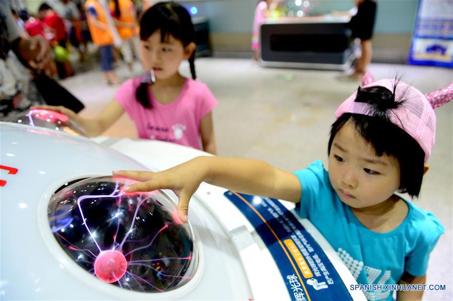 Ni?os visitan el Museo de la Ciencia de Zhengzhou durante las vacaciones de verano, en Zhengzhou, capital de la provincia de Henan, en el centro de China, el 6 de julio de 2016. (Xinhua/Zhu Xiang)  