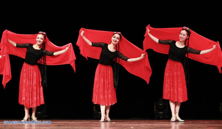 Mongolia Interior: Estudiantes participan en actividad de presentación de bailes folclóricos en Hohhot