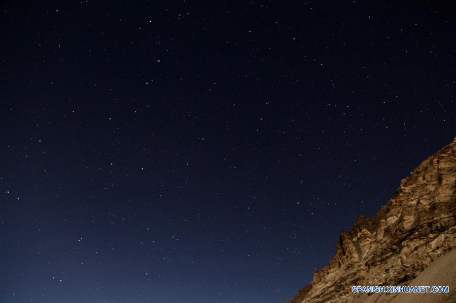 Paisaje del cielo nocturno en el campamento base del Monte Qomolangma