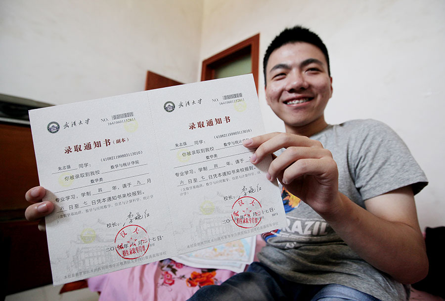 Zhu Zhiqiang muestra con orgullo su carta de admisión a la Universidad de Wuhan en su casa de Jiaozuo, provincia de Henan, el 1 de agosto de 2016.
