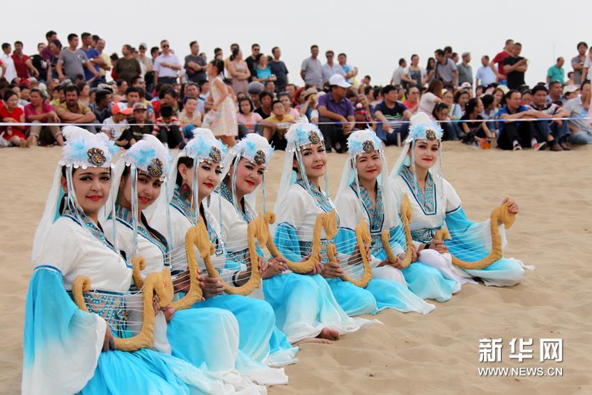 Celebran el primer concierto de Konghou en el desierto de Xinjiang