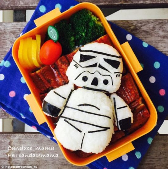 Mamá prepara almuerzos divertidos para que sus hijas hagan amigos