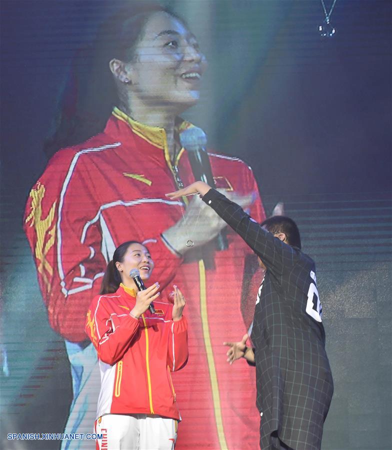 Selección de voleibol femenino china en Universidad de Tsinghua y Universidad de Beijing