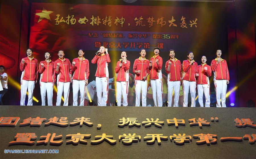 Selección de voleibol femenino china en Universidad de Tsinghua y Universidad de Beijing