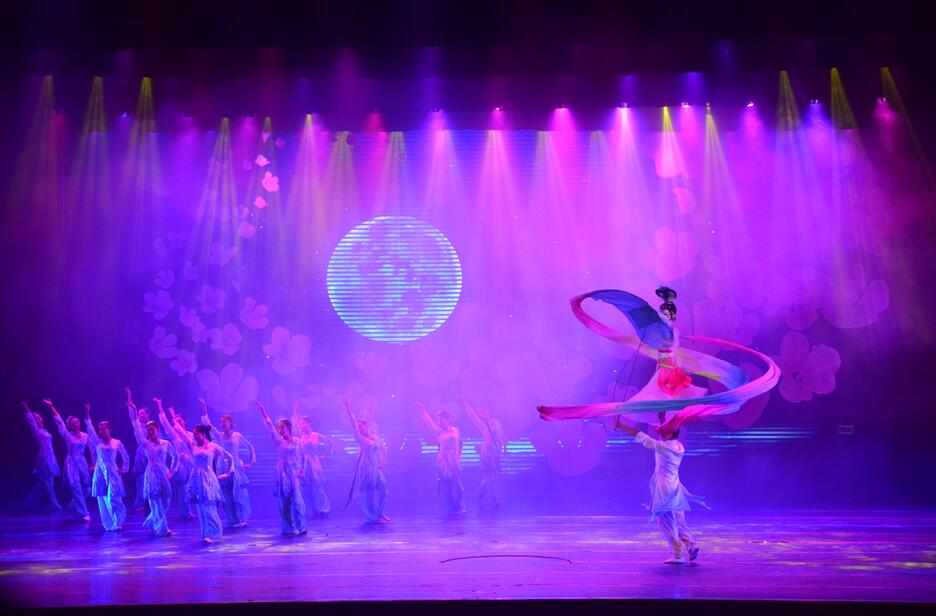 Periodistas extranjeros asisten al espectáculo “Shengxiang Emeishan” en el Teatro Xiangcheng de Emeishan