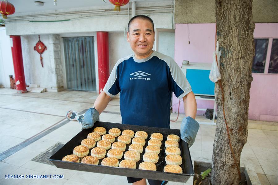 Un repostero muestra tartas de luna luego de hornearlas en un restaurante chino, en El Cairo, Egipto, el 14 de septiembre de 2016. La tarta de luna es un producto de pastelería tradicional chino consumido durante el Festival de Medio Oto?o, que cae el día 15 del noveno mes del calendario lunar. (Xinhua/Meng Tao)